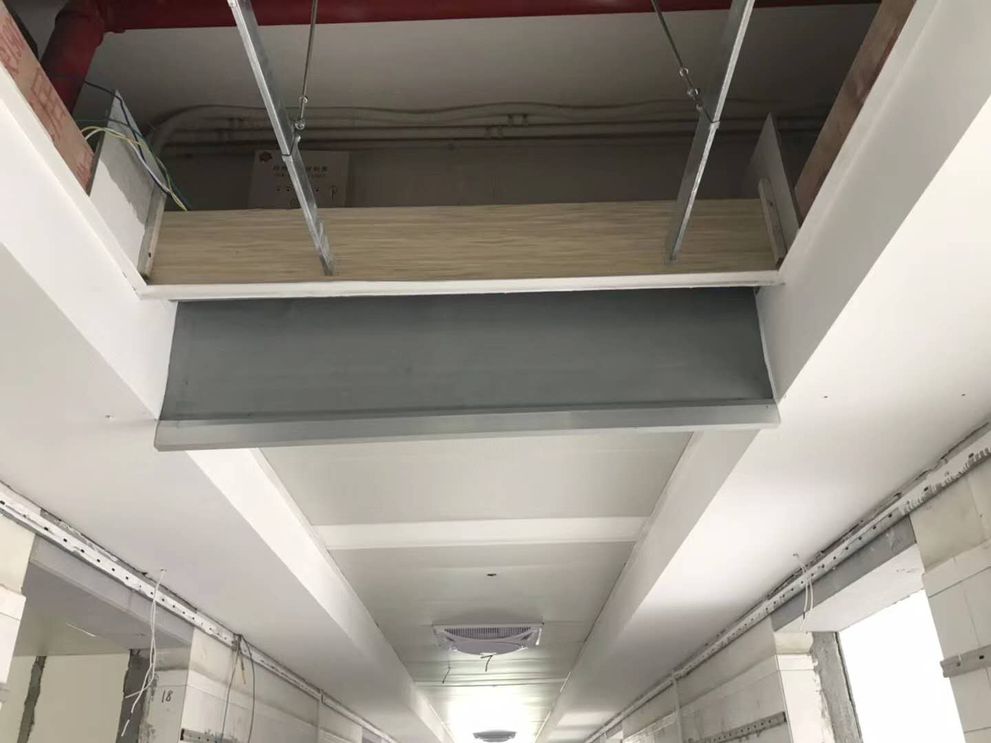 公共场所挡烟垂壁为什么要固定&mdash;&mdash;夺命的烟雾，保命的板